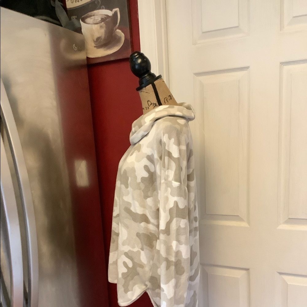 Nwt new directions hacci camouflage cowl neck oversized top medium - Picture 11 of 12